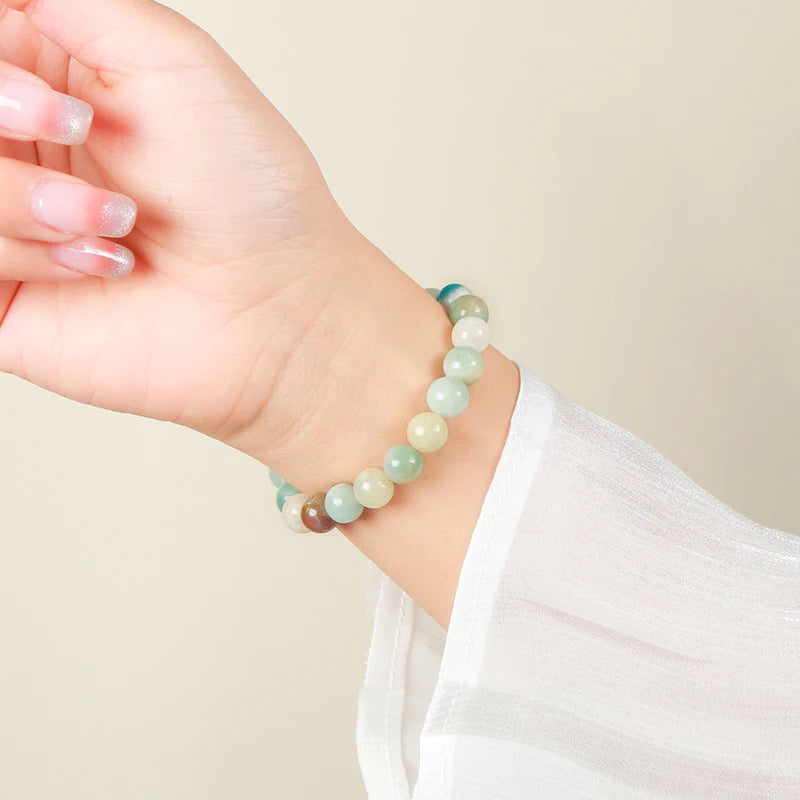 Bunter Amazonit Armband getragen