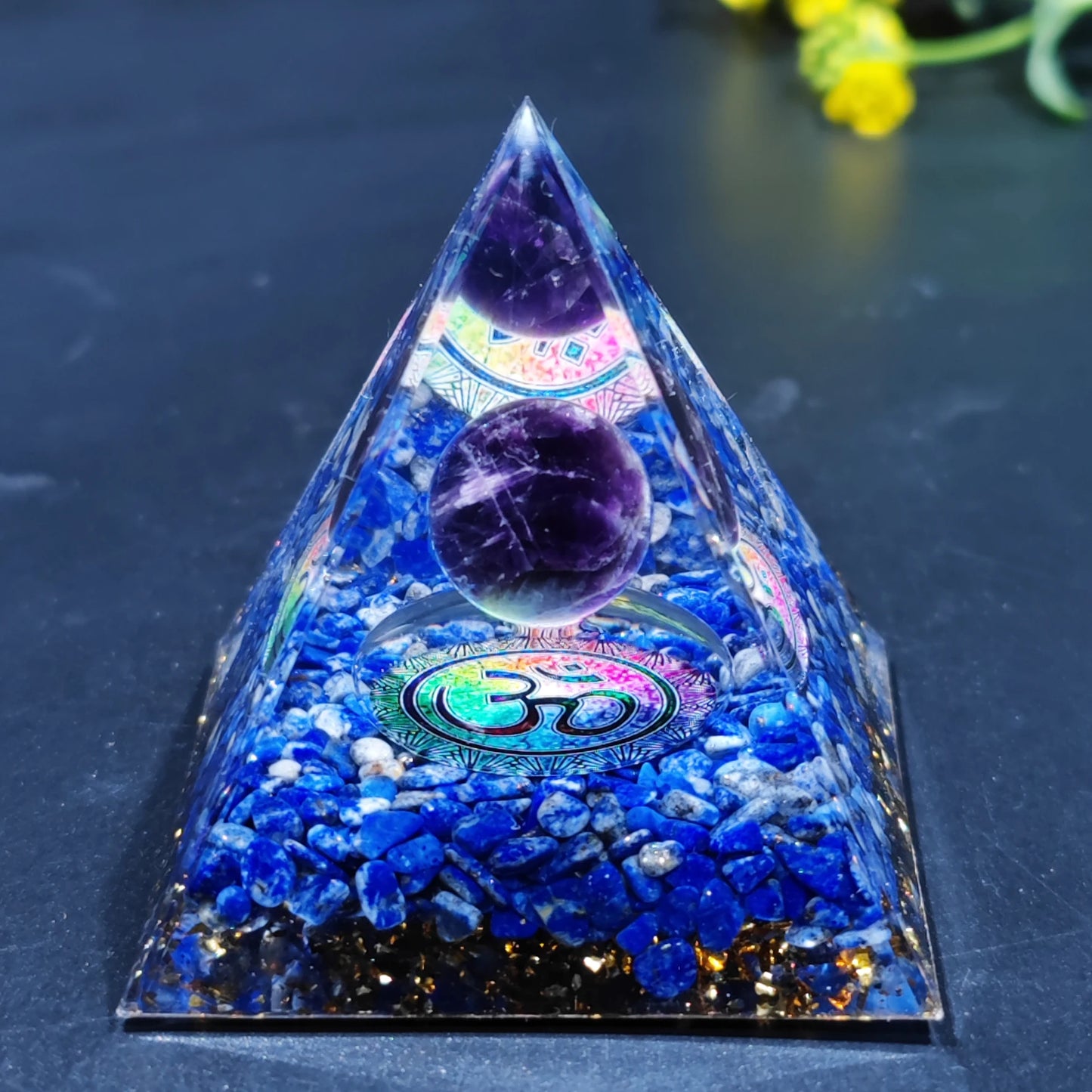Chakra Pyramide in verschiedenen Farben Lapislazuli
