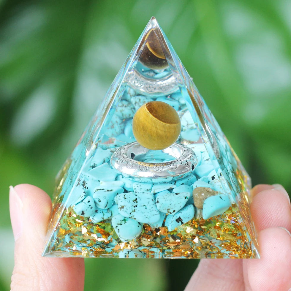 Chakra Pyramide in verschiedenen Farben türkis