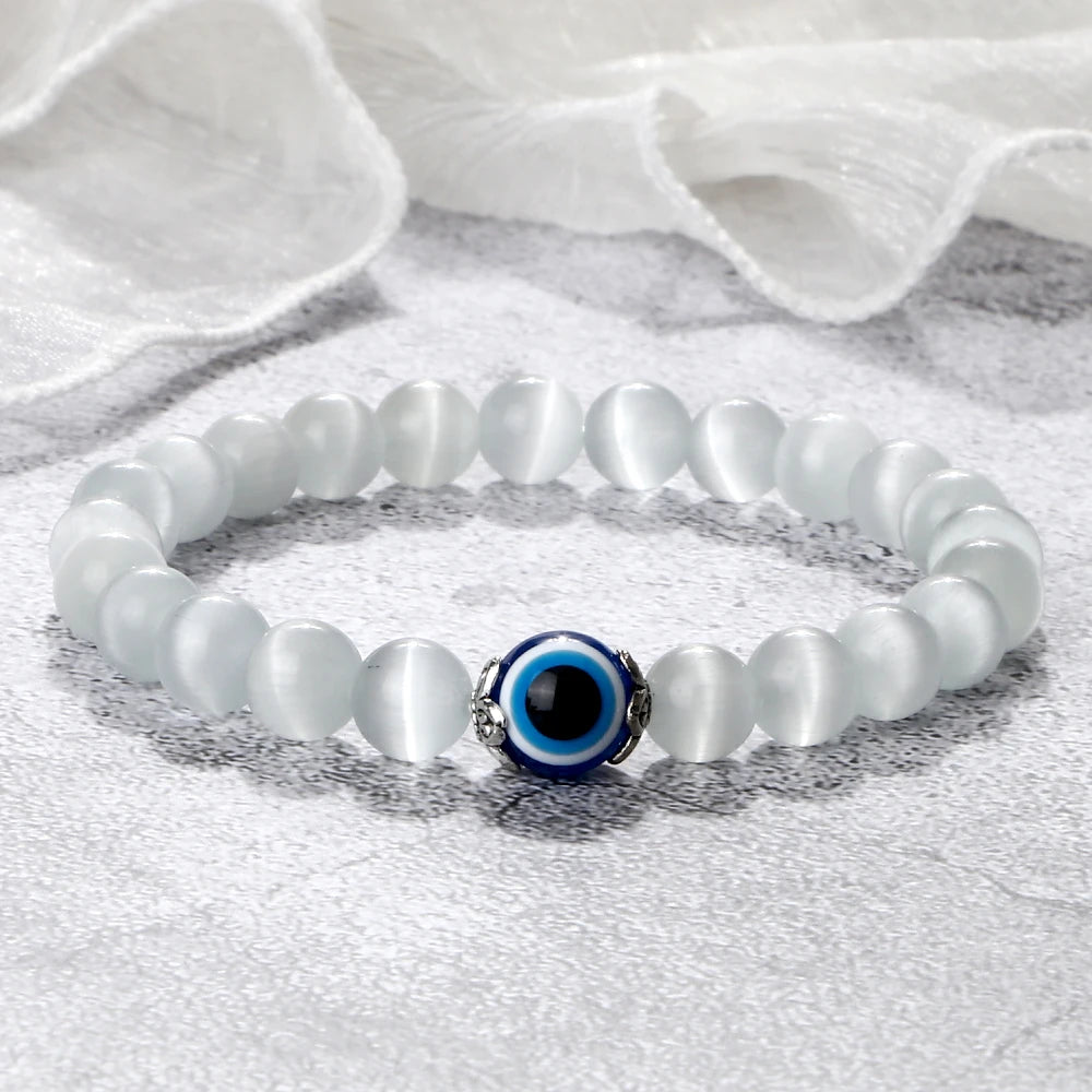 Elementerus Augen Armband Katzensein im weißen Hintergrund