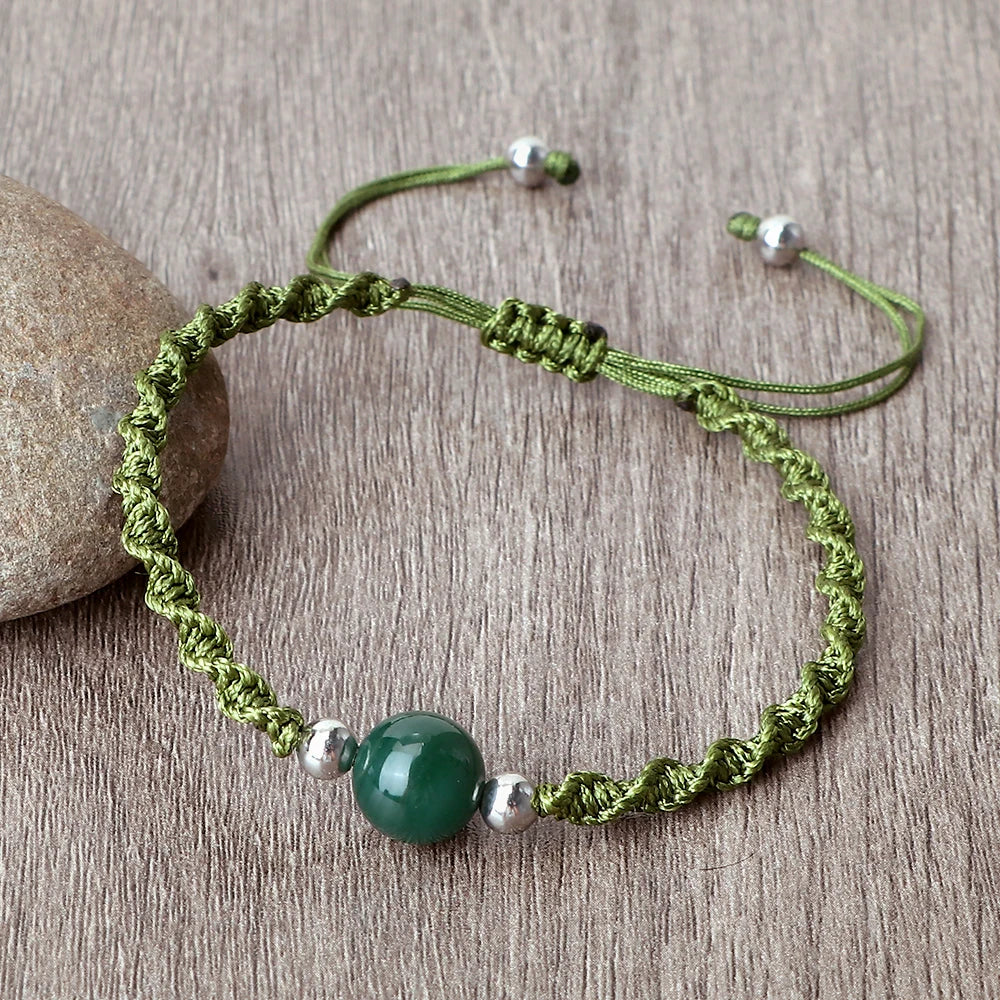 Erdungsknoten Armband Grün auf dem Tisch