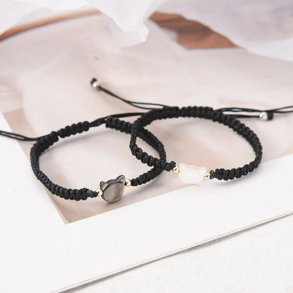 Mondstein Katzen Armband schwarz und weiss von oben zeigend