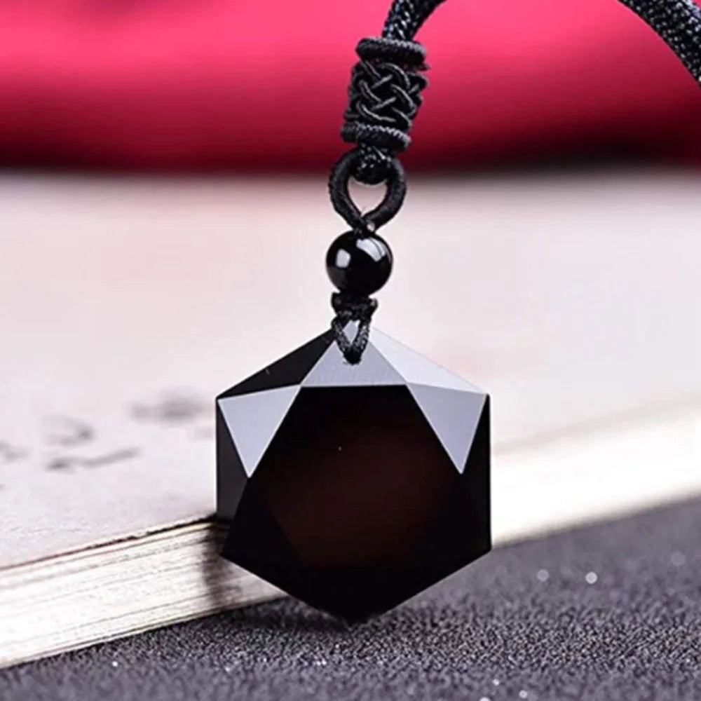 Mystische Obsidian Halskette im Fokus