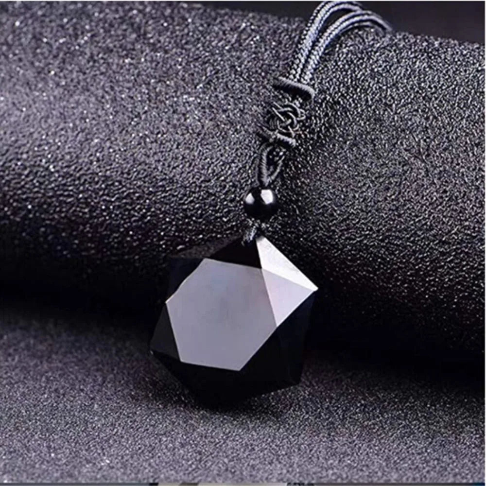 Mystische Obsidian Halskette Nahaufnahme