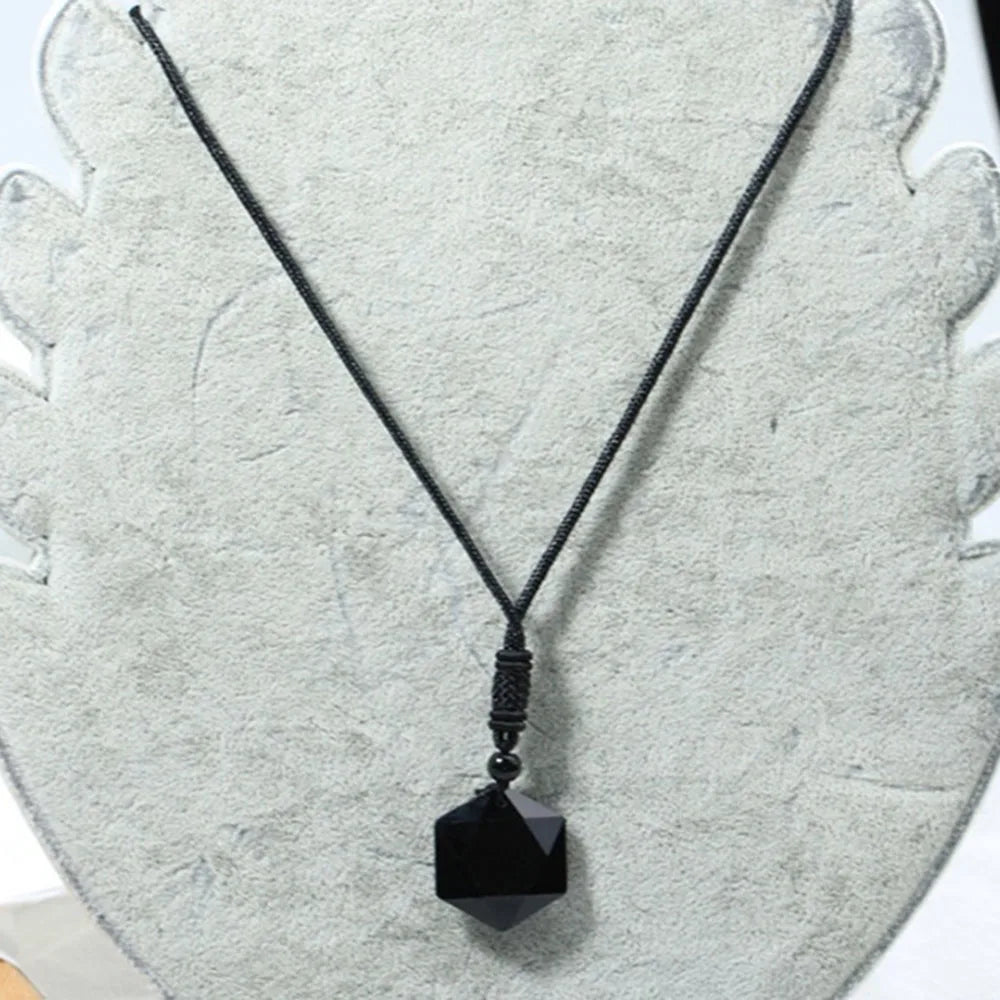 Mystische Obsidian Halskette angezogen