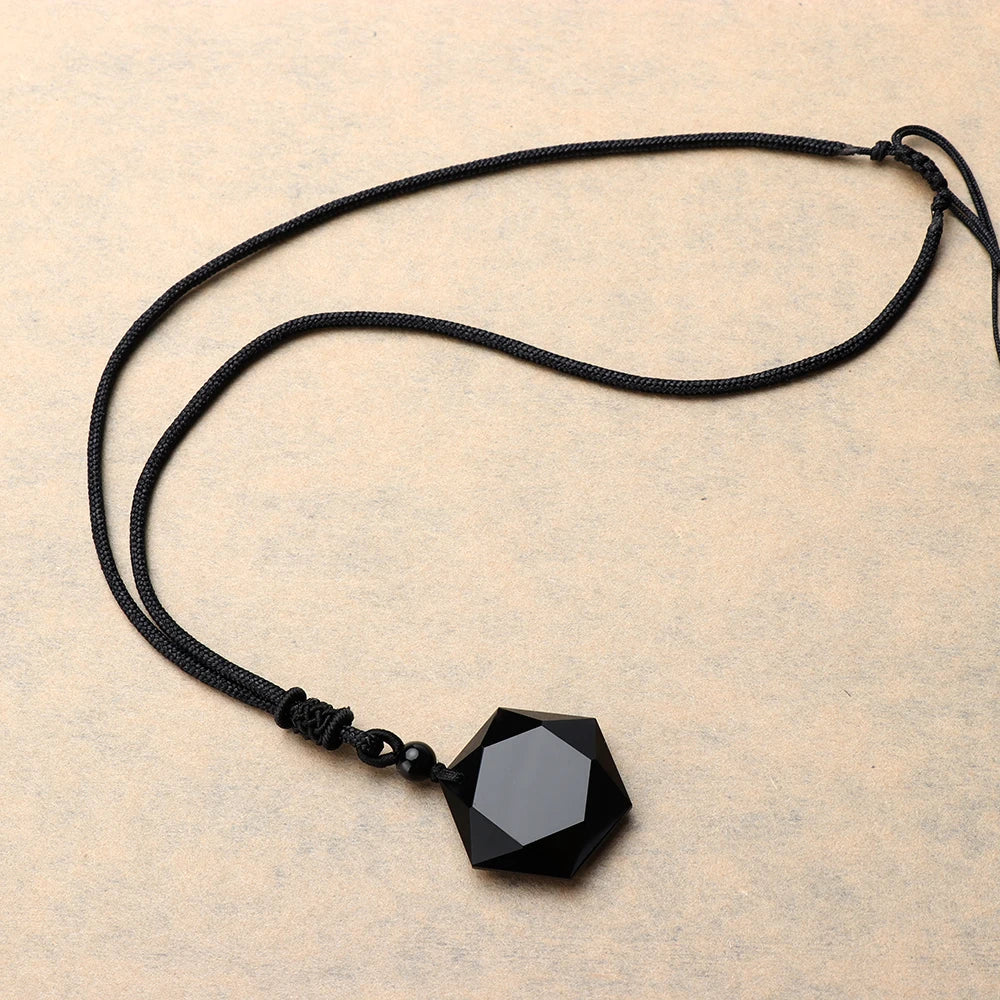 Mystische Obsidian Halskette liegend