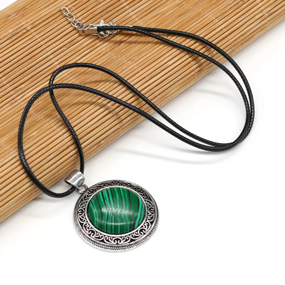 Retro Muschelanhänger mit verschiedenen Steinen Malachit fokus