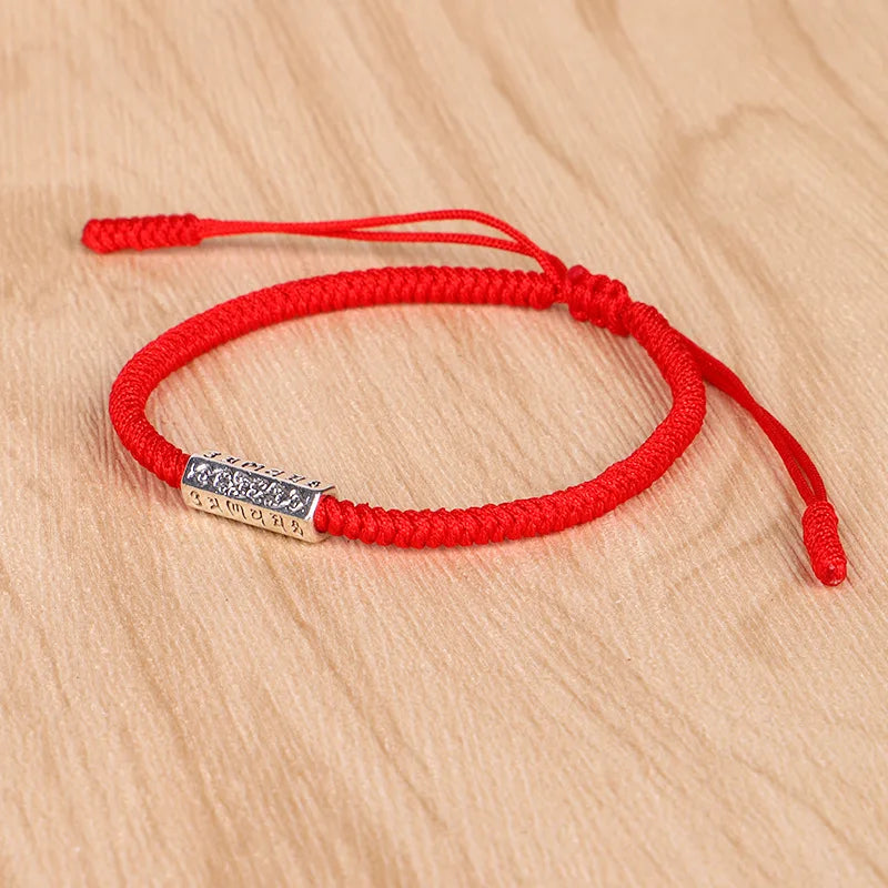 Sacred Balance Tibetisches Armband rot auf dem tisch