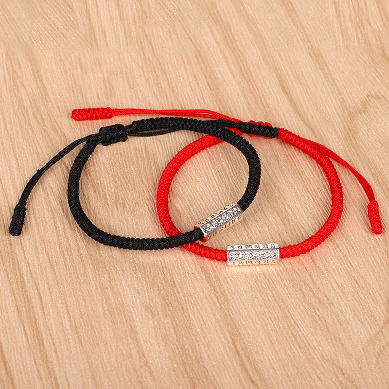 Sacred Balance Tibetisches Armband in rot und in schwarz auf dem tisch