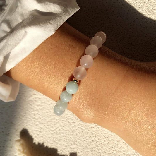 Aquamarin Rosenquarz Perlenarmband getragen