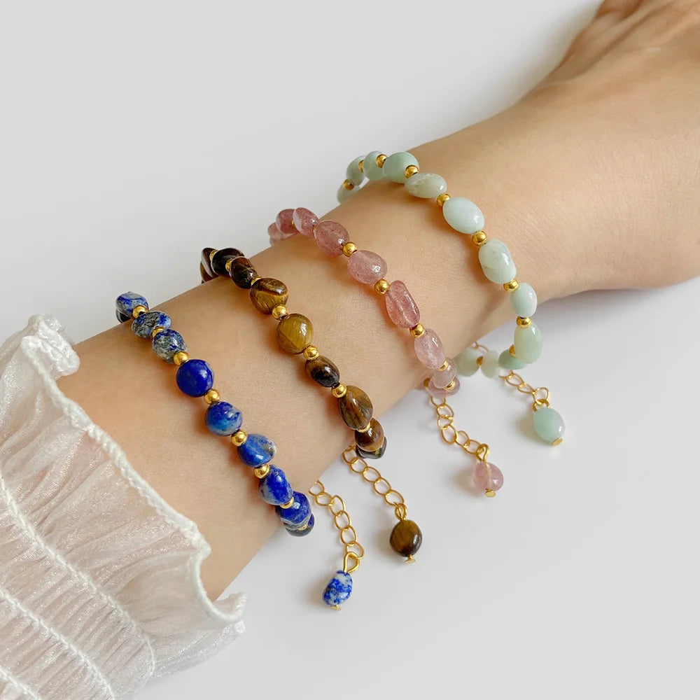Verschiedene Aura Balance Armbänder getragen