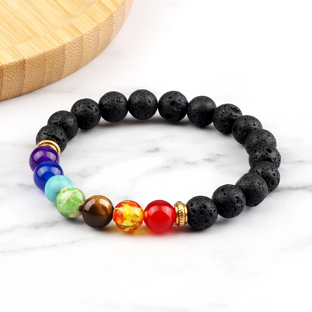Ayana Chakra Armband Lavastein oben seitlich gezeigt