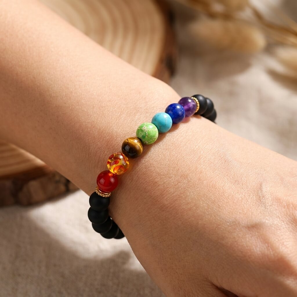 Ayana Chakra Armband getragen