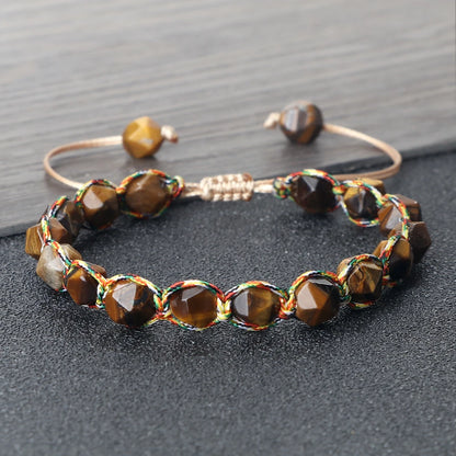 Kraftstein Knotenarmband Tigerauge auf dem Tisch