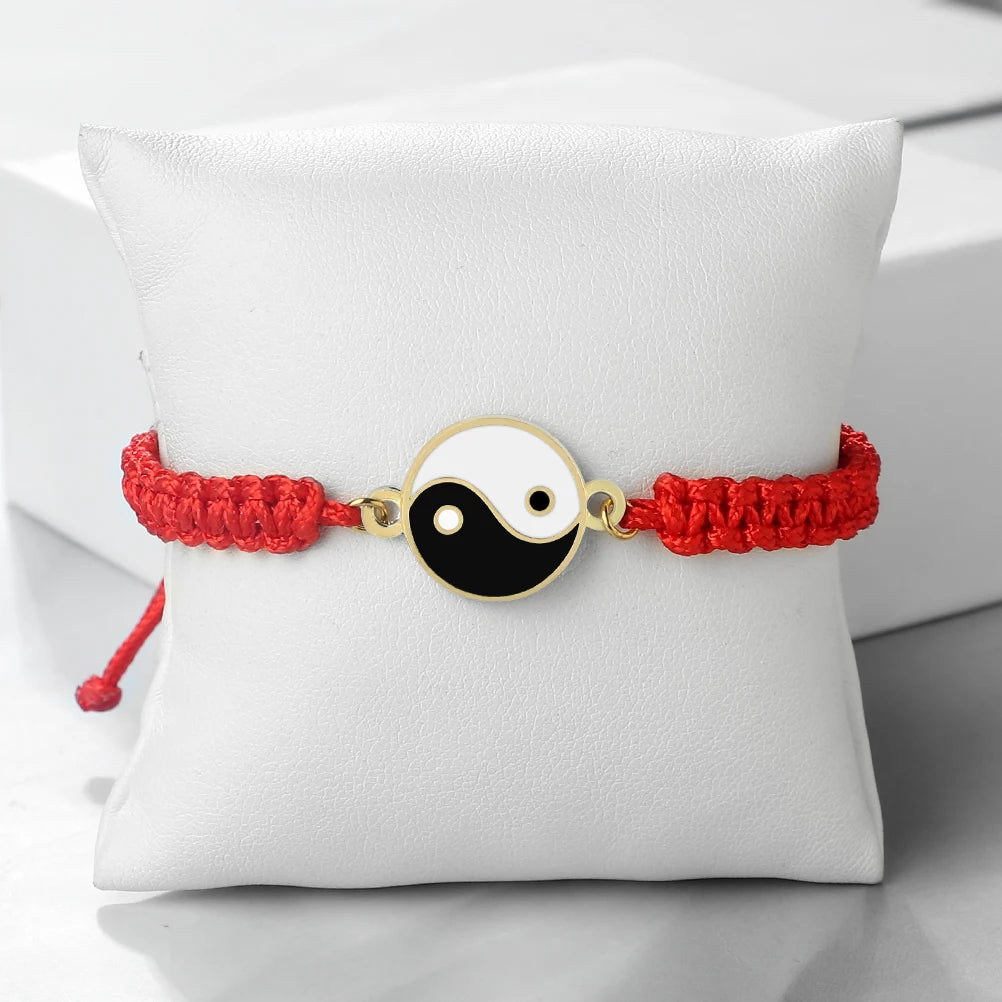 Sornarus Tai Chi Armband rot angezogen bei einem Schmuck Kissen