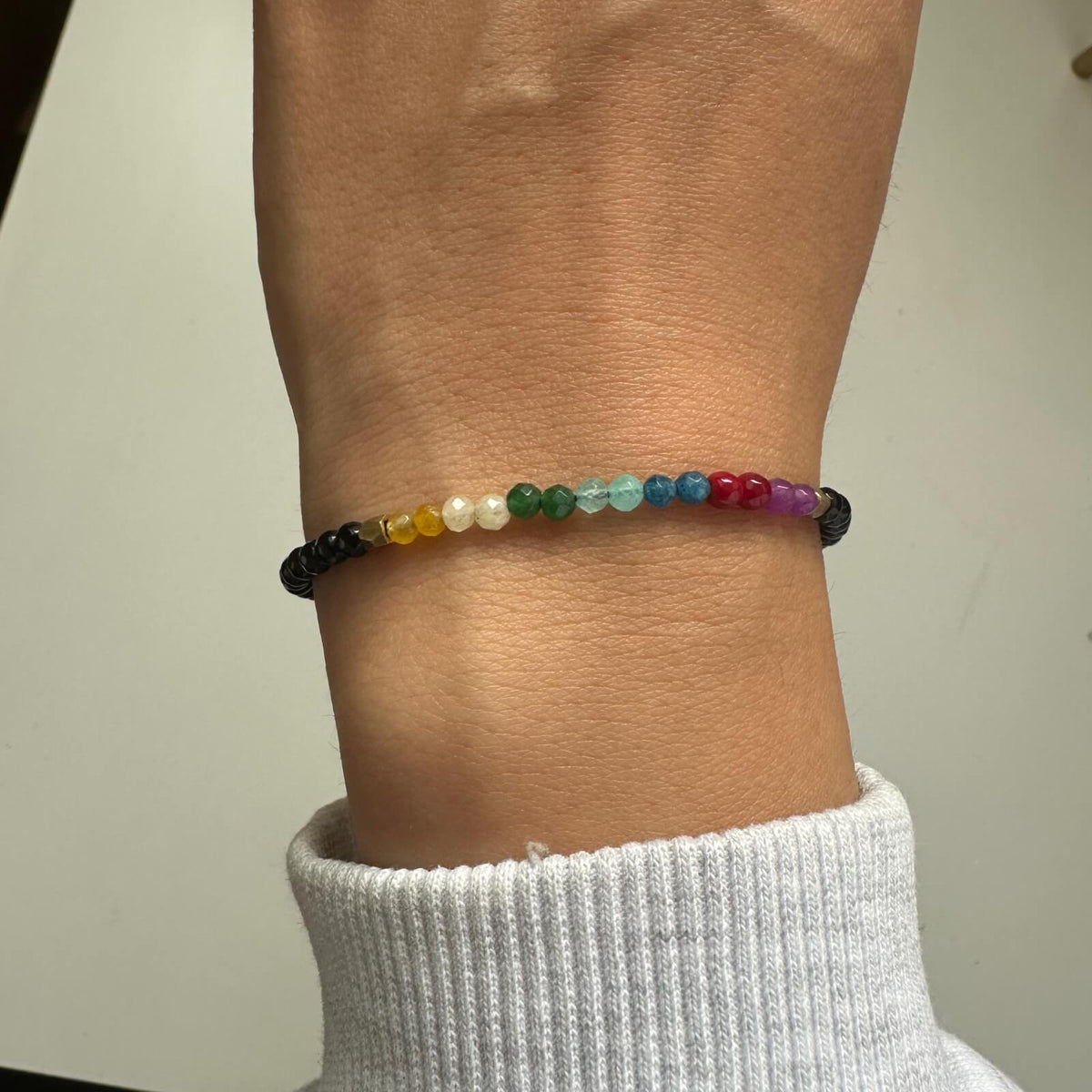 Chakra Balance Armband am Handgelenk getragen
