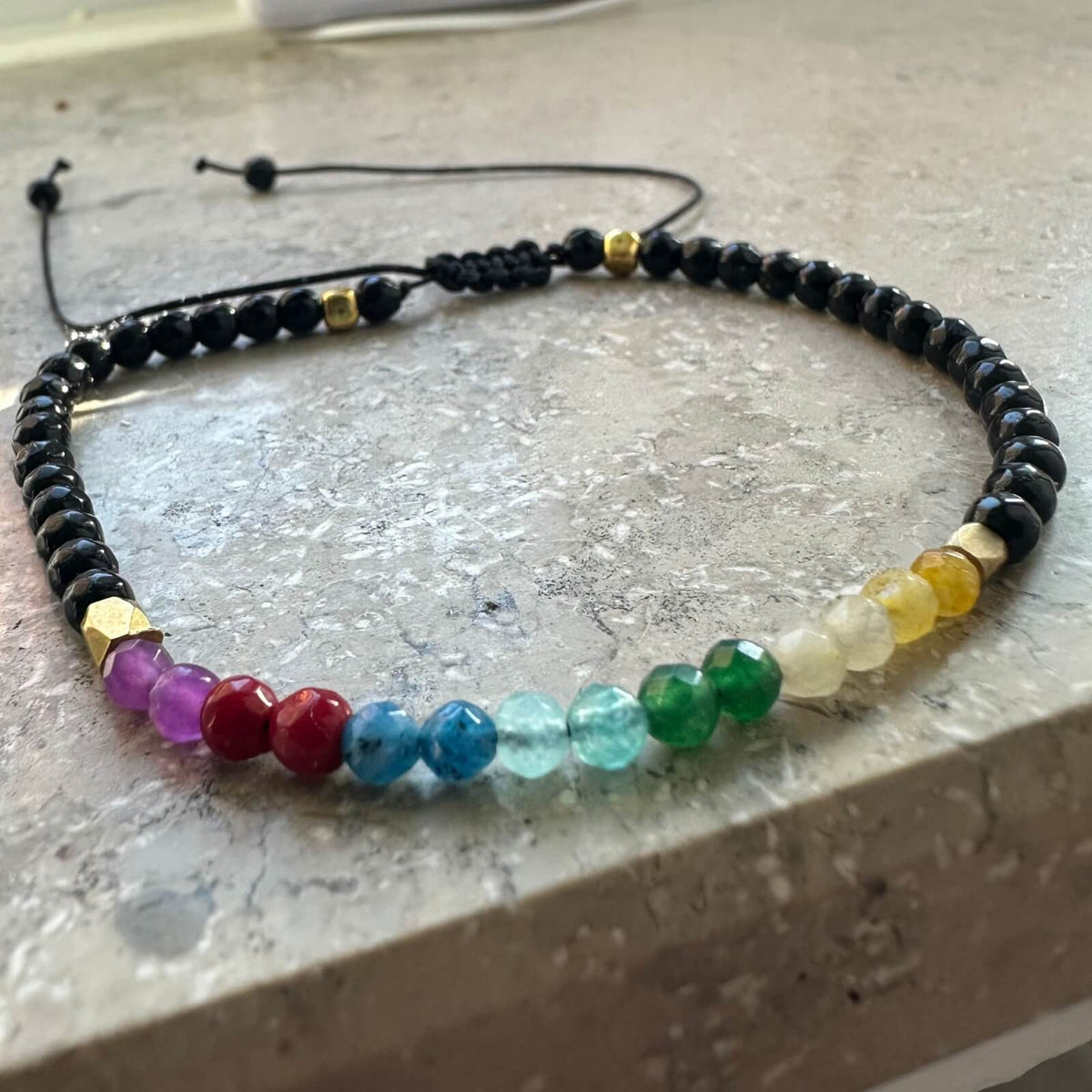 Chakra Balance Armband auf Naturstein bei Tageslicht