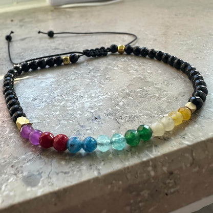 Chakra Balance Armband auf Naturstein bei Tageslicht